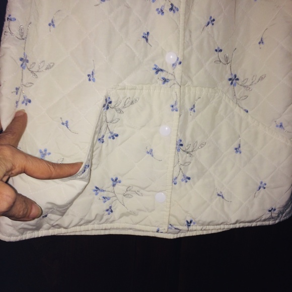 Girls size XL GAP 4 season vest.Great layering for extra warmth. - Picture 4 of 7